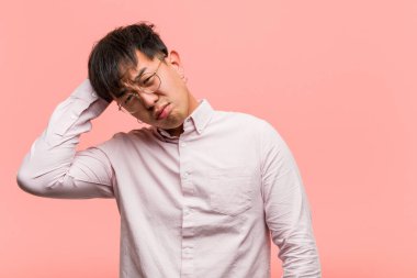 Genç Çinli adam yorgun ve çok uykulu