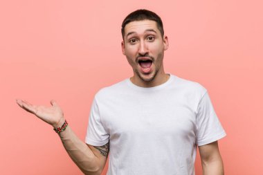 Avuç içi fotokopi almaktan etkilenen genç adam.