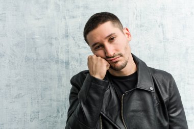 Üzgün ve dalgın hisseden genç rockçı, fotokopi alanına bakıyor..