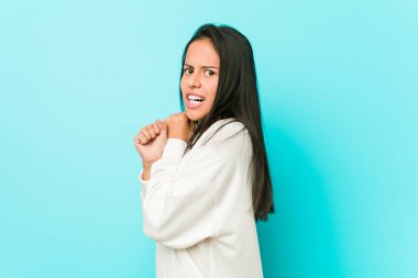 Genç, güzel İspanyol kadın korkmuş ve korkmuş..