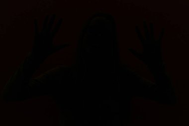 Sevimli genç kadın on numarayı elleriyle gösteriyor..