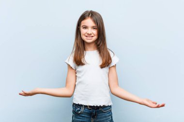 Hoş bir kız, hoş bir yüz ifadesi gösteriyor..