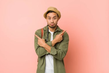 Genç Filipinli gezgin iki seçenek arasında seçim yapmaya çalışıyor..