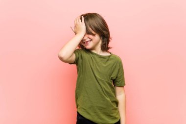 Küçük çocuk bir şey unutuyor, alnına avuç içi ve kapalı gözlerle vuruyor..