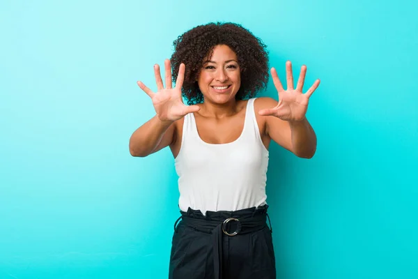 若いアフリカ系アメリカ人女性ショー番号10とともに手 — ストック写真