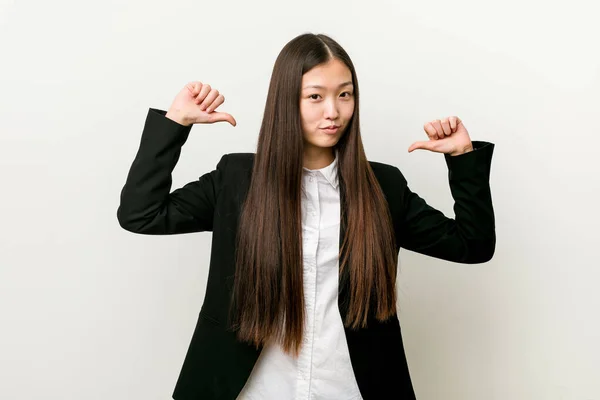 Joven Mujer Negocios Bastante Chino Siente Orgulloso Seguro Mismo Ejemplo — Foto de Stock