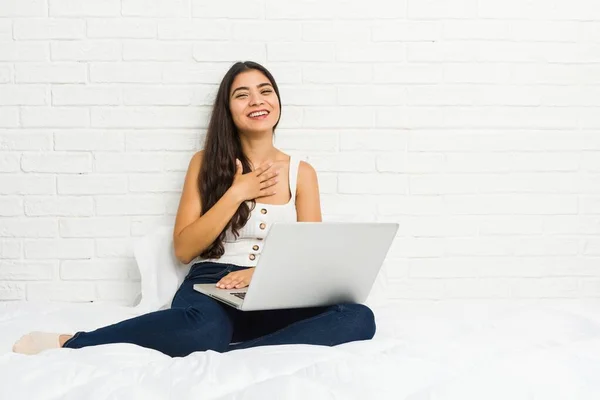 Jonge Arabische Vrouw Werken Met Haar Laptop Het Bed Lacht — Stockfoto