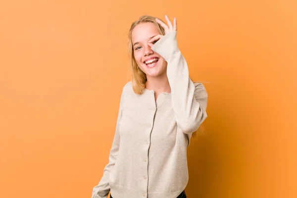 Linda Natural Adolescente Mujer Emocionada Mantener Gesto Bien Ojo —  Fotos de Stock