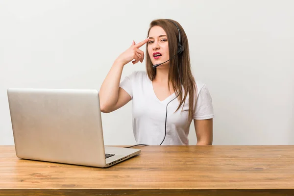 Junge Telemarketerin Zeigt Eine Enttäuschende Geste Mit Dem Zeigefinger — Stockfoto