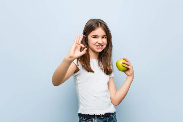 Little Caucasian Girl Holding Green Apple Cheerful Confident Showing Gesture — Stock Photo, Image