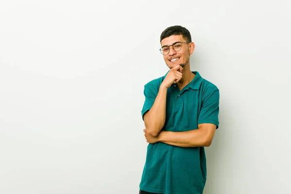 Mladý Hispánman Usmívá Šťastně Sebevědomě Dotýkal Brady Rukou — Stock fotografie