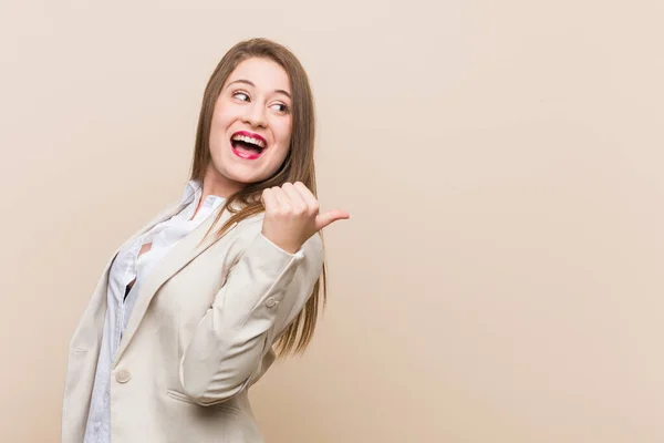 Joven Mujer Negocios Señala Con Dedo Pulgar Distancia Riendo Sin — Foto de Stock