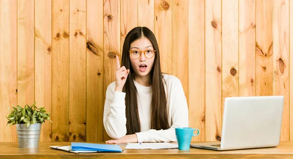 Joven Mujer China Estudiando Escritorio Teniendo Una Idea Concepto Inspiración —  Fotos de Stock