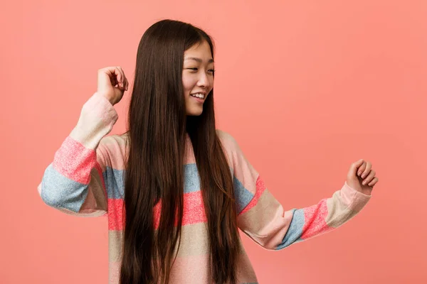 Junge Coole Chinesin Tanzt Und Hat Spaß — Stockfoto