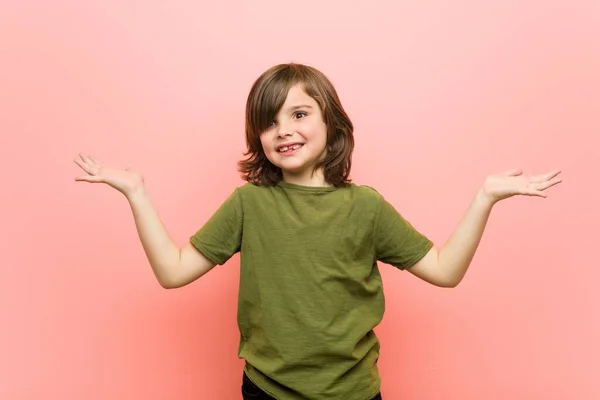 Kleine Jongen Maakt Schaal Met Armen Voelt Zich Gelukkig Zelfverzekerd — Stockfoto