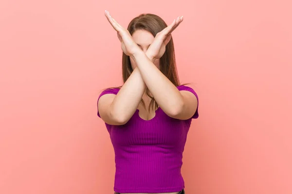 Jonge Spaanse Vrouw Tegen Een Roze Muur Met Twee Armen — Stockfoto