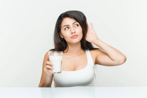 Young Hispanic Woman Holding Glass Milk Trying Listening Gossip — Stock Photo, Image