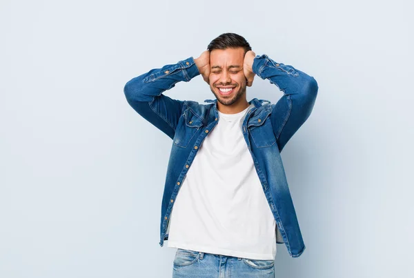 Joven Hombre Filipino Guapo Ríe Alegremente Manteniendo Las Manos Cabeza — Foto de Stock