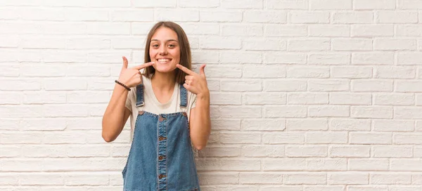 Jonge Hipster Vrouw Glimlacht Wijzend Mond — Stockfoto