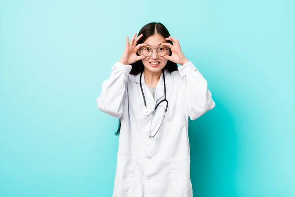 Joven Médico Chino Mujer Mantener Los Ojos Abiertos Para Encontrar —  Fotos de Stock