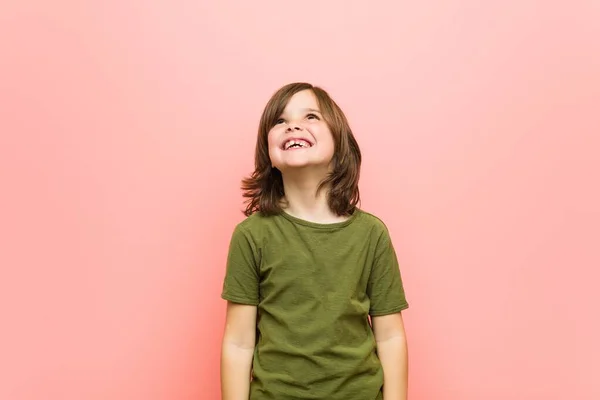 Μικρό Αγόρι Χαλαρό Και Χαρούμενο Γελώντας Λαιμός Τεντωμένος Που Δείχνει — Φωτογραφία Αρχείου