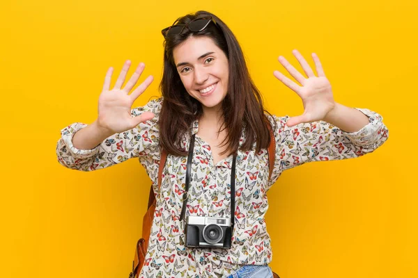 Junge Brünette Reisende Frau Zeigt Nummer Zehn Mit Händen — Stockfoto