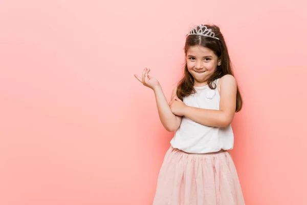 Маленька Дівчинка Одягнена Принцесу Виглядає Весело Посміхаючись Вказуючи Передпліччям Подалі — стокове фото