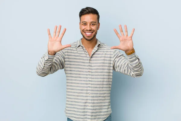 Jonge Knappe Filipino Man Toont Nummer Tien Met Handen — Stockfoto