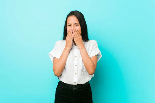 Jonge Latino Koele Vrouw Tegen Een Blauwe Muur Lachen Iets — Stockfoto