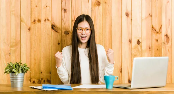 Jovem Chinesa Estudando Sua Mesa Torcendo Despreocupado Animado Conceito Vitória — Fotografia de Stock