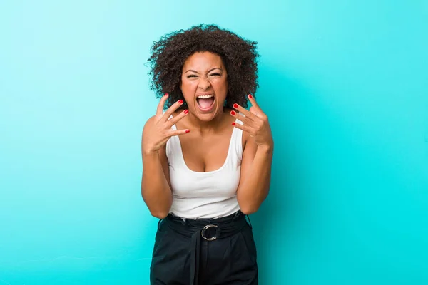 Jeune Femme Afro Américaine Bouleversée Hurlant Avec Les Mains Tendues — Photo