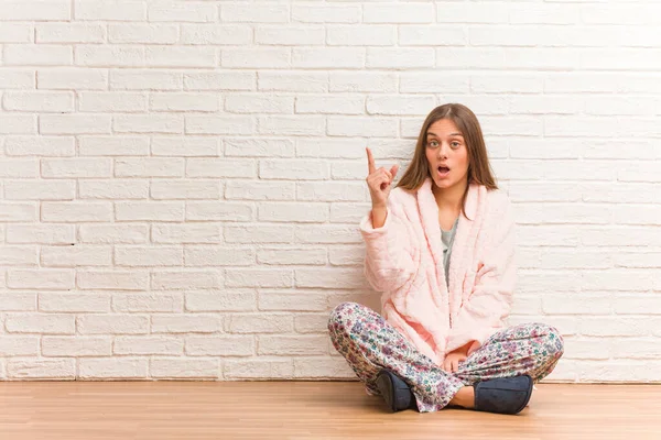 Jonge Vrouw Draagt Pyjama Wijzend Naar Zijkant — Stockfoto