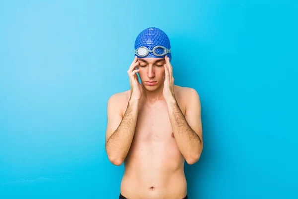 Junger Schwimmer Berührt Schläfen Und Hat Kopfschmerzen — Stockfoto