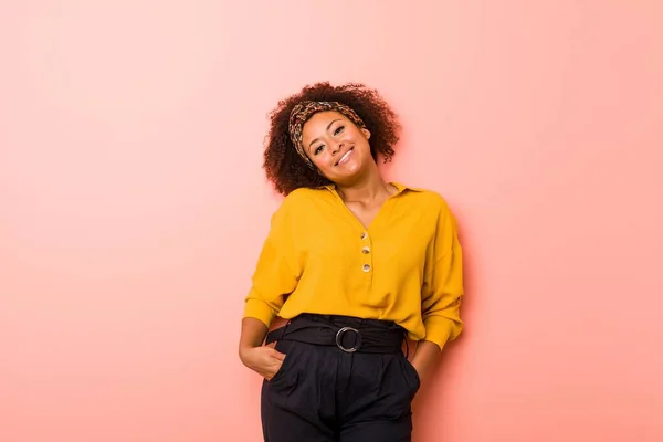 Jovem Afro Americana Contra Fundo Rosa — Fotografia de Stock