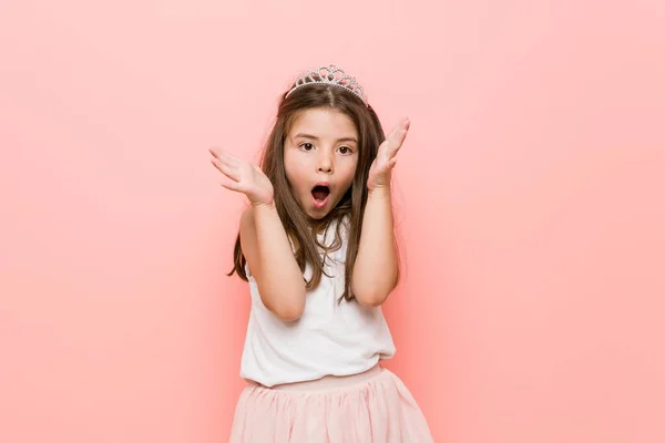 Prensesi Takan Küçük Kız Zaferi Başarıyı Kutluyor Şaşırdı Şok Oldu — Stok fotoğraf