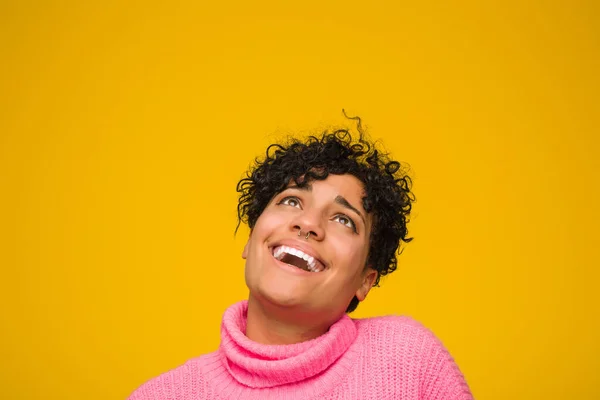 Jovem Afro Americana Vestindo Uma Camisola Rosa Relaxado Feliz Rindo — Fotografia de Stock