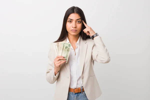 Genç Arap Kadını Elinde Dolarlarla Şakağını Işaret Ediyor Düşünüyor Bir — Stok fotoğraf