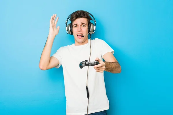 Adolescente Caucasiano Homem Usando Fones Ouvido Controlador Jogo — Fotografia de Stock