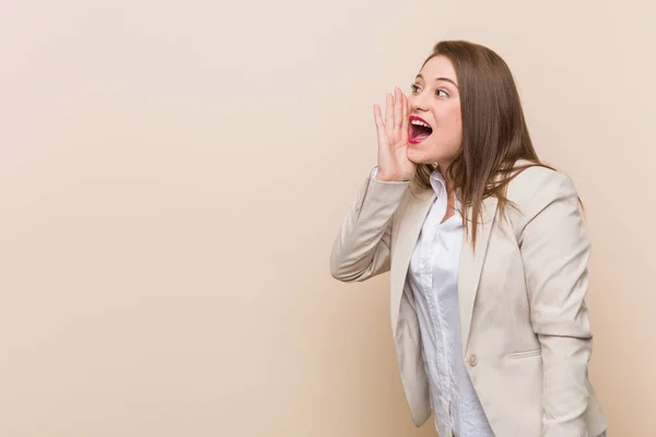 Giovane Donna Affari Urlando Tenendo Palma Vicino Alla Bocca Aperta — Foto Stock