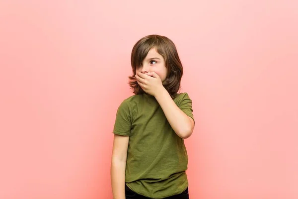 Μικρό Αγόρι Στοχαστικό Ψάχνει Ένα Χώρο Αντίγραφο Που Καλύπτει Στόμα — Φωτογραφία Αρχείου