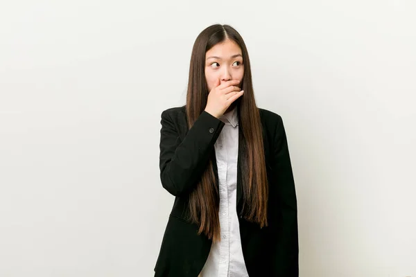 Joven Mujer Negocios Bastante Chino Reflexivo Mirando Espacio Copia Que — Foto de Stock