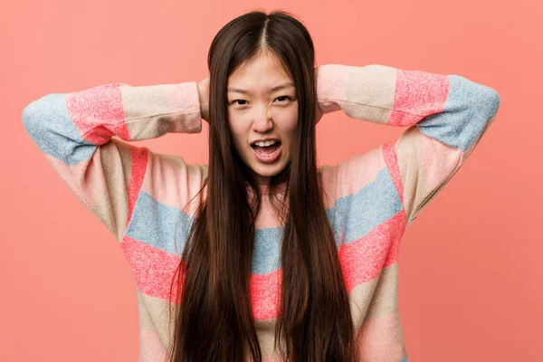 Jonge Koele Chinese Vrouw Bedekt Oren Met Handen Proberen Niet — Stockfoto