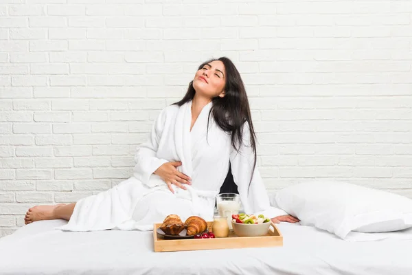 Jonge Bochtige Vrouw Neemt Een Ontbijt Het Bed Raakt Buik — Stockfoto