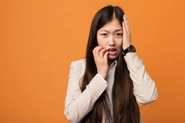 Młody Biznes Chiński Kobieta Jęki Płacz Niepocieszenie — Zdjęcie stockowe