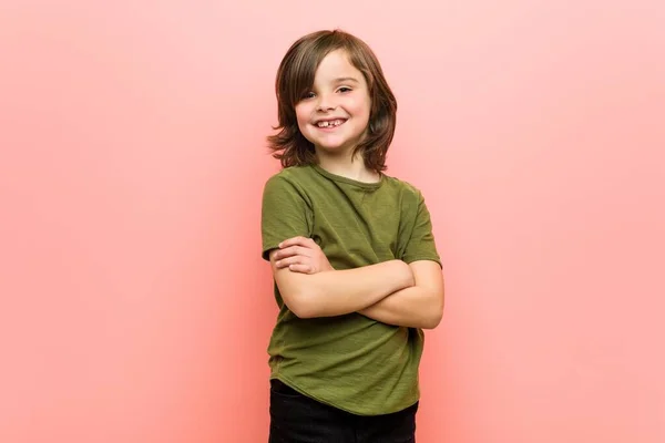 Μικρό Αγόρι Που Αισθάνεται Αυτοπεποίθηση Σταυρώνει Χέρια Αποφασιστικότητα — Φωτογραφία Αρχείου
