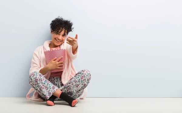 Joven Mujer Afroamericana Sosteniendo Cubo Palomitas Maíz Apuntándote Con Dedo — Foto de Stock