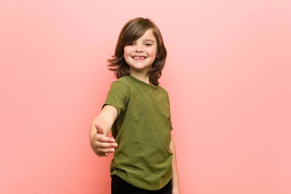 Kleine Jongen Strekken Hand Camera Groet Gebaar — Stockfoto