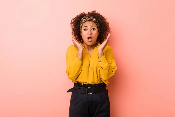 Joven Mujer Afroamericana Sobre Fondo Rosa Sorprendida Conmocionada —  Fotos de Stock