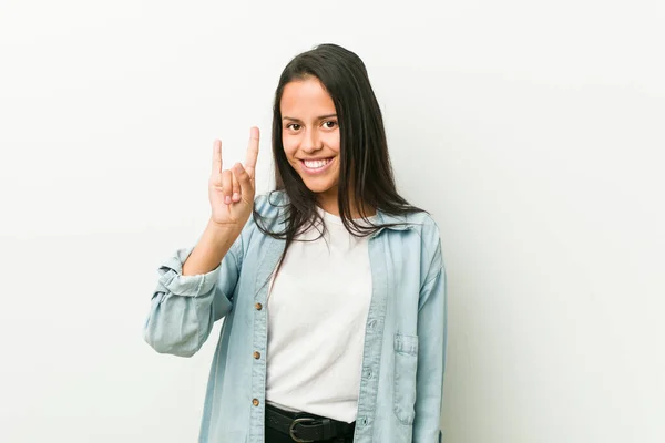 Mujer Hispana Joven Mostrando Gesto Cuernos Como Concepto Revolución — Foto de Stock
