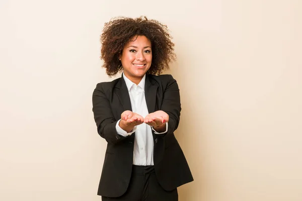 Jonge Afro Amerikaanse Zakenvrouw Houdt Iets Vast Met Handpalmen Biedt — Stockfoto